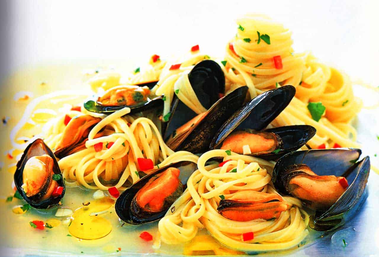 How to cook mussels in wine-pasta mussels seafood linguine recipe