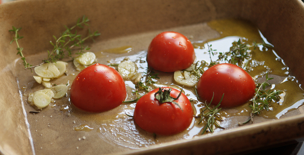 Oven-Baked Tomatoes Recipe vegetarian www.eatopic.com