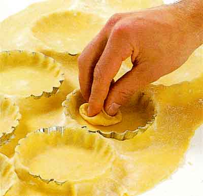 Line-and-Bake-Blind-the-Tartlet-Shells-tips-step-4