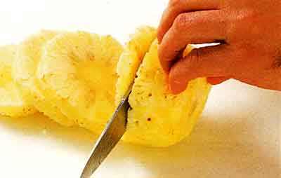 How-to-Peel-Pineapple-and-Cut-it-Into-Rings-step2