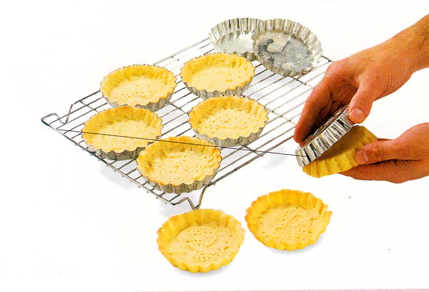 Line-and-Bake-Blind-the-Tartlet-Shells-step-by-step-with-photo-tips